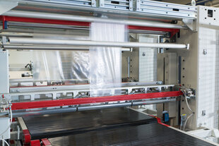 Kraft Maschinenbau Fitting assembly machine for strike plates